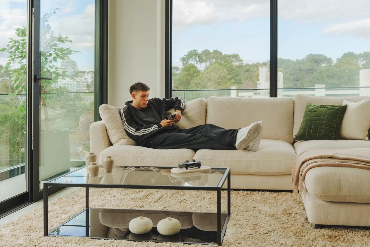 Kave Home celebra un año en Punta del Este redoblando su apuesta por el diseño europeo y el lifestyle internacional en Uruguay